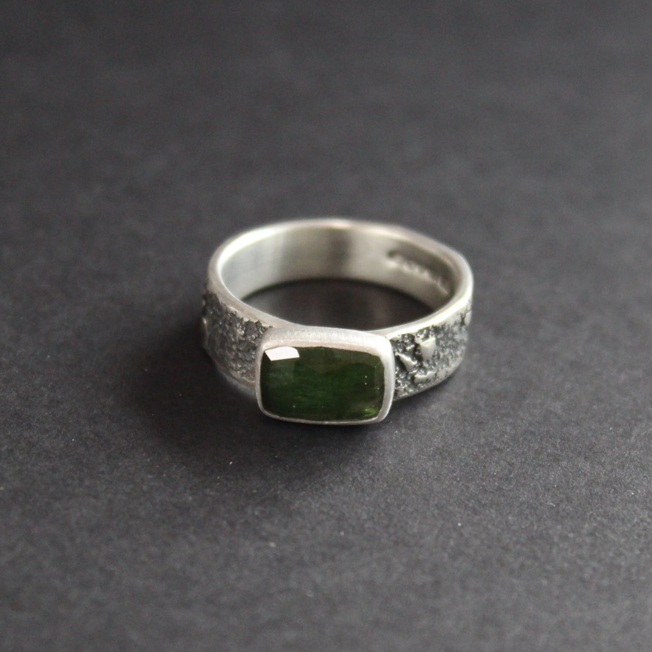 Carin Lindberg - Green tourmaline ring in textured sterling silver