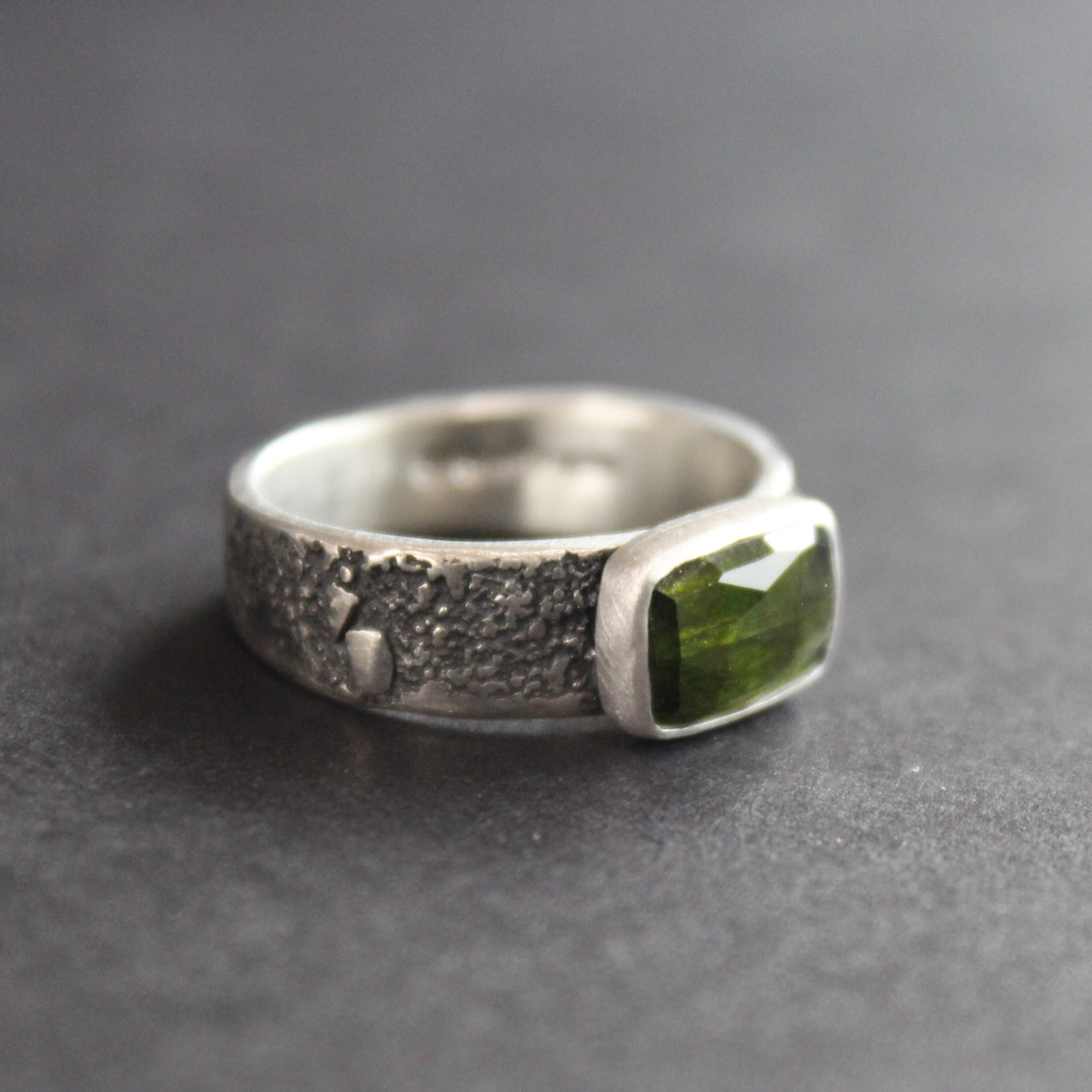 Carin Lindberg - Green tourmaline ring in textured sterling silver 