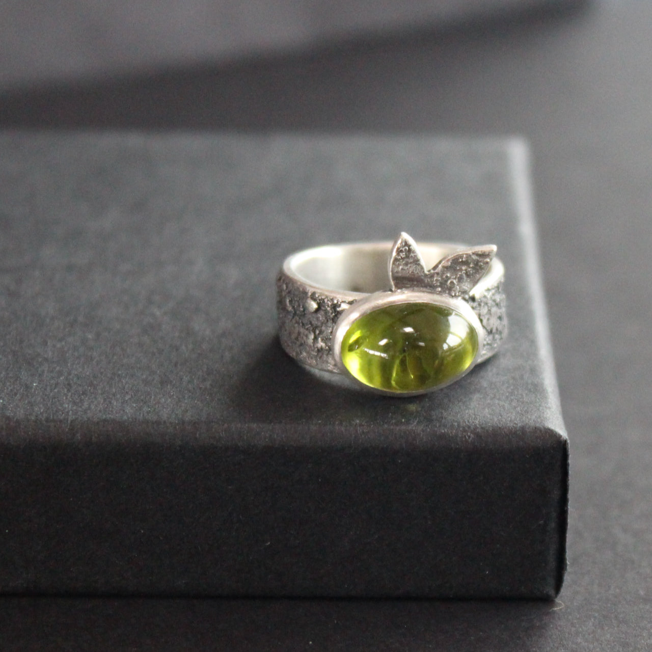 Carin Lindberg - Peridot ring in textured sterling silver with textured leaf detail 