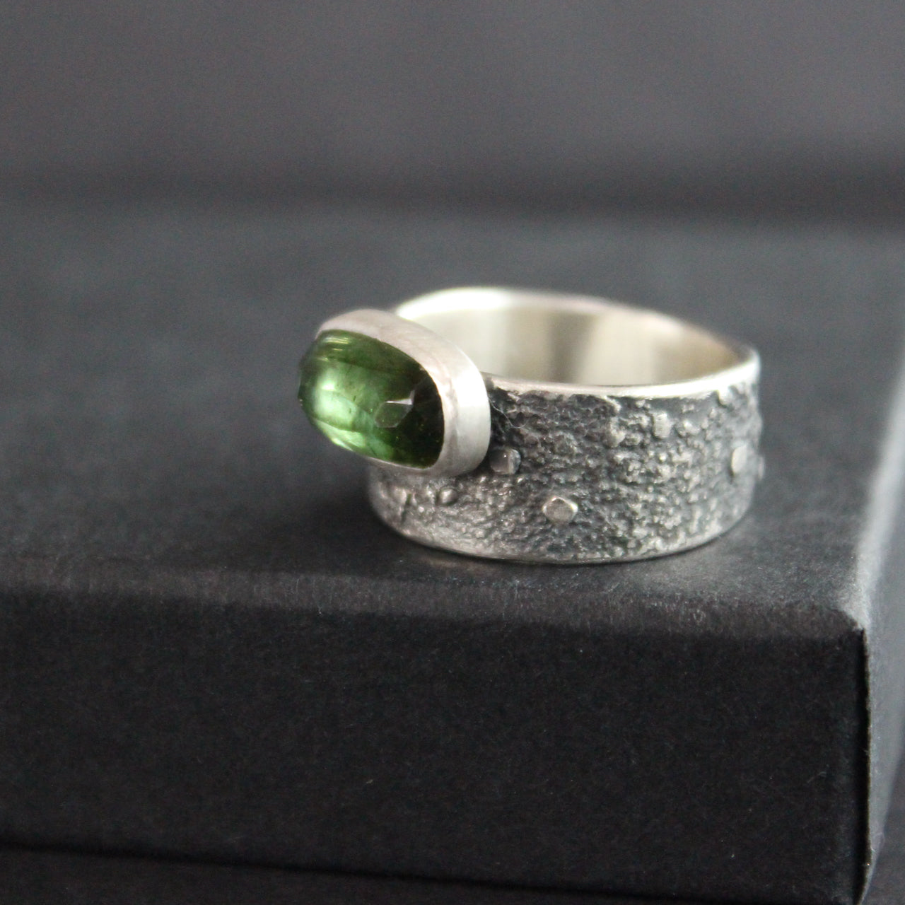 Carin Lindberg - Green tourmaline ring in textured sterling silver 