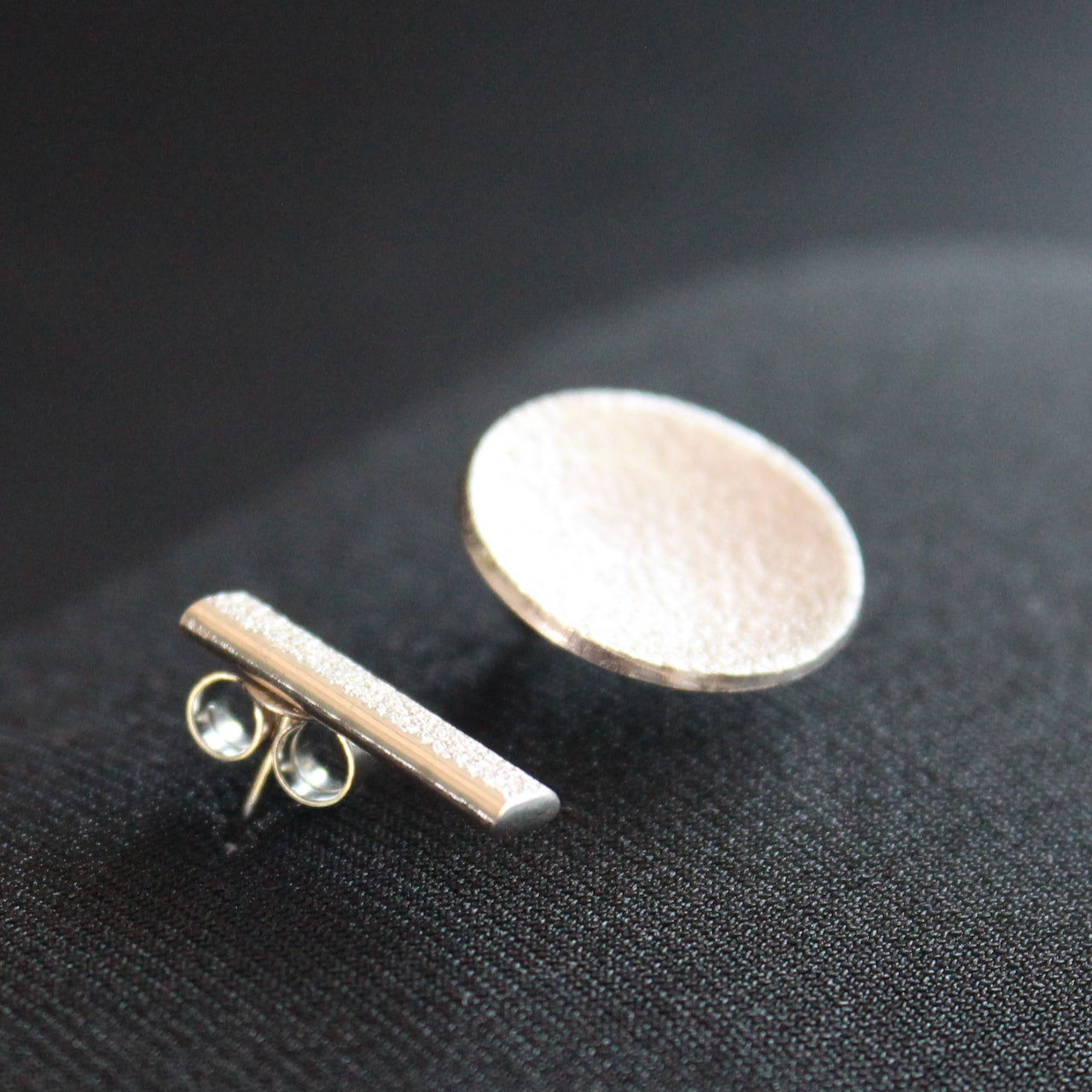 Beverly Bartlett - Io 'odd' stud earrings, textured bar