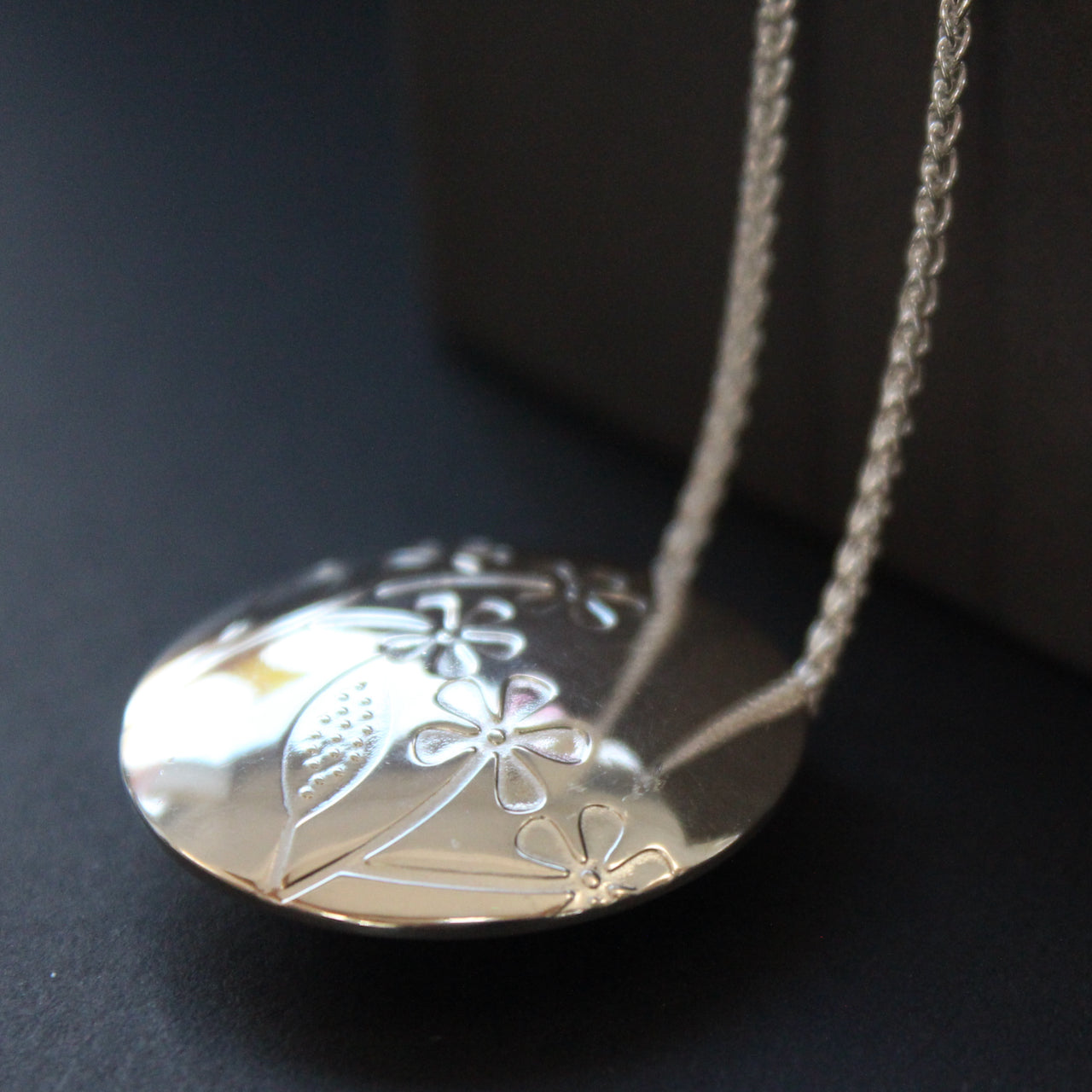 Beverly Bartlett - Plantae embossed pendant (flowers)