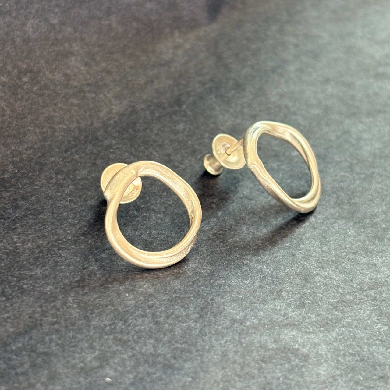 Carin Lindberg -  Tangled stud earrings in brushed silver