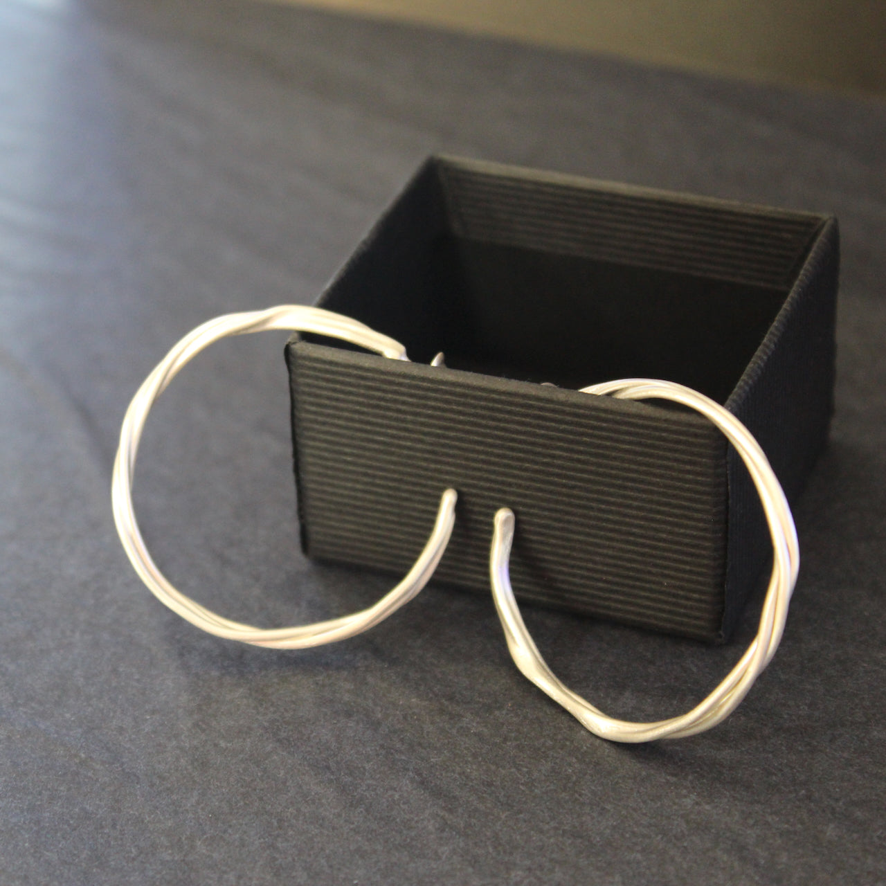 Carin Lindberg -  Large Tangled hoop earrings in brushed silver