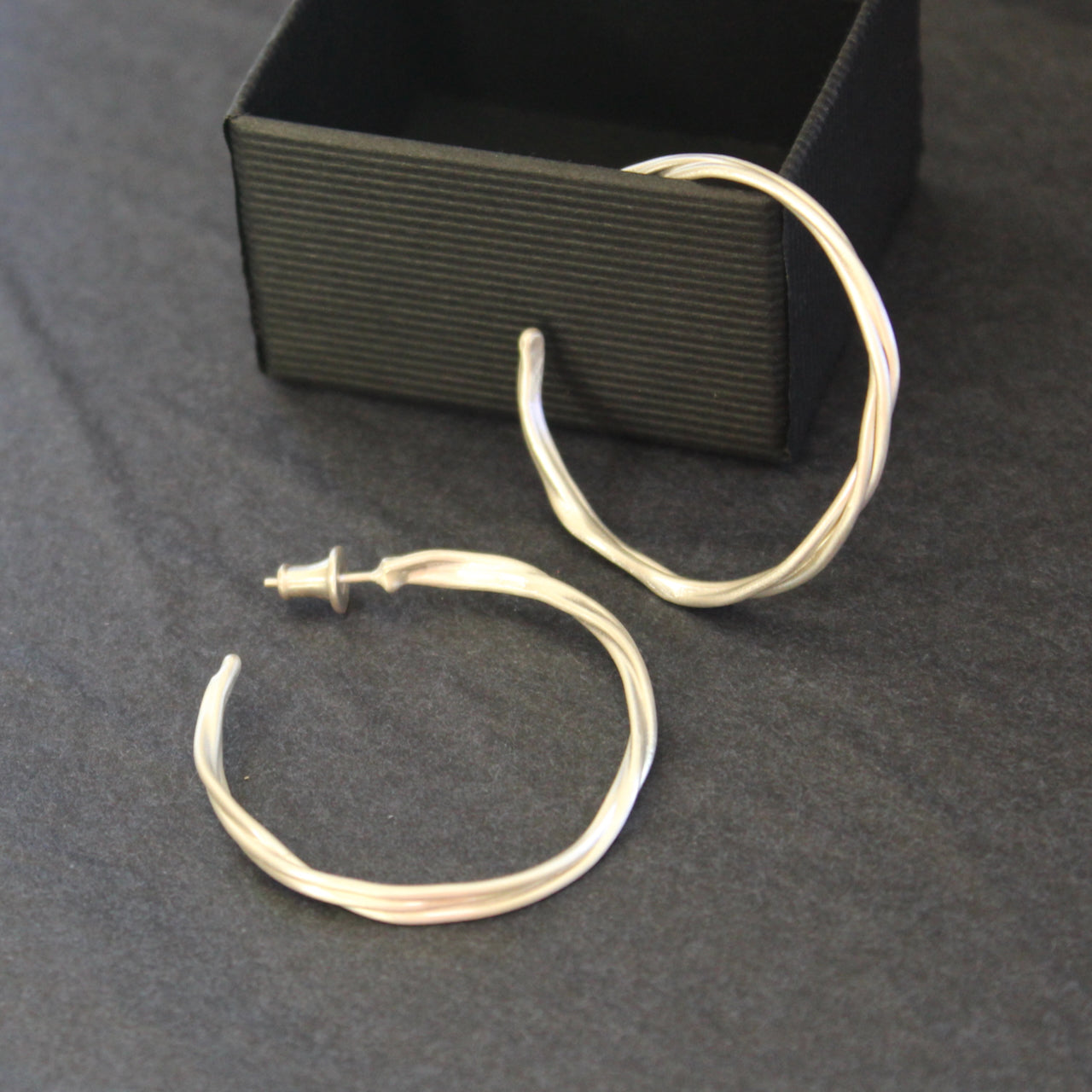 Carin Lindberg -  Large Tangled hoop earrings in brushed silver