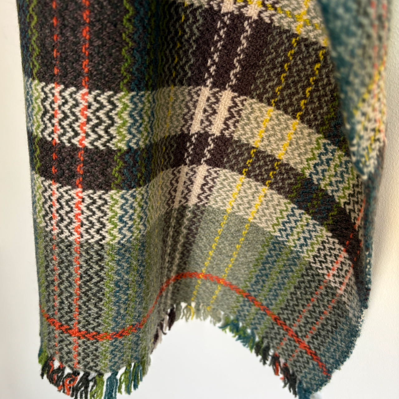 Teresa Dunne - Handwoven lambswool scarf -  Mannbluvekka (Most Fluffy)