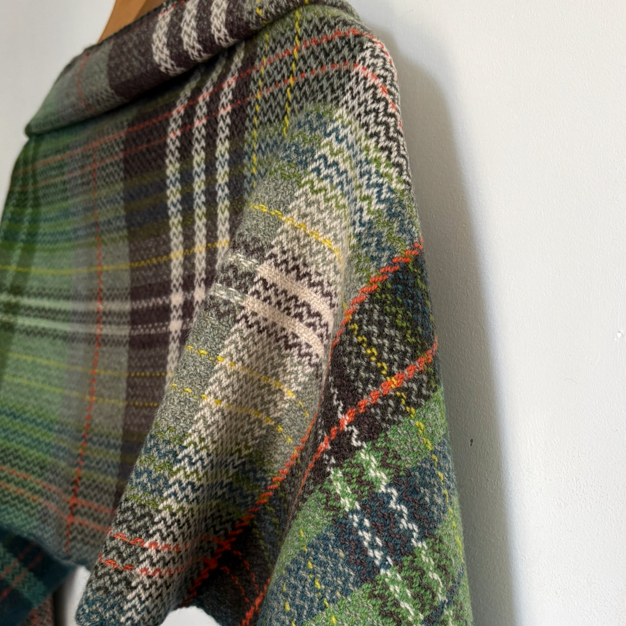 Teresa Dunne - Handwoven lambswool scarf -  Mannbluvekka (Most Fluffy)