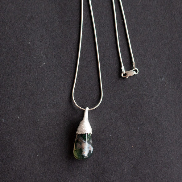 a silver and agate necklace by jeweller Libby Ward.